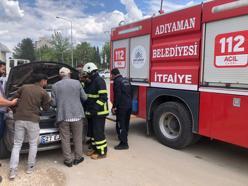 Adıyaman'da seyir halindeyken alev alan otomobil yandı