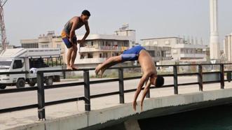 Adana'da gençlerin sulama kanallarında tehlikeli serinliği sürüyor! Her yıl onlarca kişi ölüyor