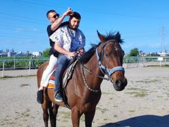 Adana'da bir berber müşterisini at üzerinde tıraş etti