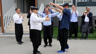 Adana şalvarının tescillenmesini davul zurna ile kutladılar