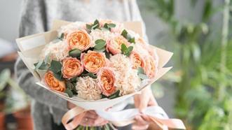 Anneler Günü çiçek notları > Sevgilinin annesine, kaynanaya anneler günü çiçek notu ile anlamlı, saygı ve sevgi ileten anneler günü notu