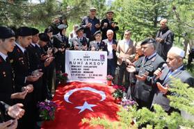 Şehit Üsteğmen Ruhi Aksoy mezarı başında anıldı