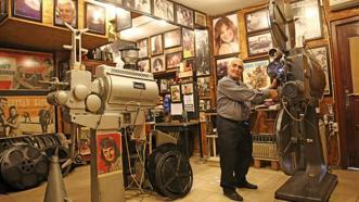 Adanalılara sinemayı sevdirmişti! Müzeye çevirdiği evinde Yeşilçam'ı yaşatıyor
