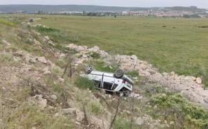 Yoldan çıkan otomobildeki 3 kişi yaralandı