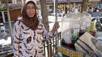 Gaziantep'te dut ağacının altında, dut suyu satıyor! Birçok faydası var