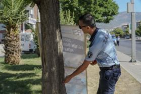 Karşıyaka'da çevre ve görüntü kirliliğinin önüne geçmek için izinsiz reklam ve afişler toplanıyor