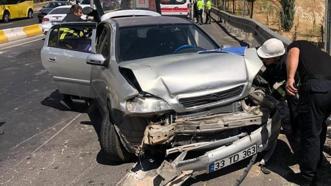 Mardin'de feci kaza! Otomobil demir bariyerlere çarptı: 6 yaralı