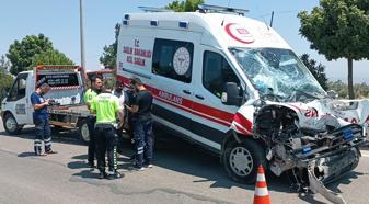 Tankere çarpan ambulansın sürücüsü ile 2 acil tıp teknisyeni yaralandı