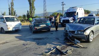 Bursa'da 3 aracın karıştığı zincirleme kaza; 2 yaralı