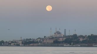 Süper Ay İstanbul'da görsel şölen oluşturdu