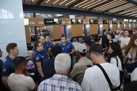 İstanbul Havalimanı'nda iki gündür bekletilen yolculardan firmaya tepki