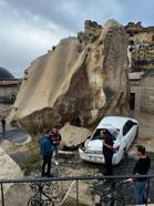 Nevşehir'de sağanak sele neden oldu; peribacalarından düşen kaya parçaları otomobillere zarar verdi