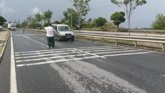 Kazada yola dökülen yakıt nedeniyle diğer sürücüleri vatandaşlar yönlendirdi