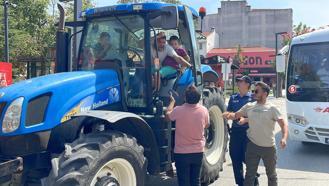 Polis, izinsiz çiftçi eylemi için ilçe merkezine giren traktörleri durdurdu