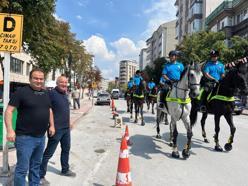 Kütahya sokaklarında devriye gezen atlı polislere vatandaşlardan ilgi