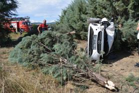 Uşak'ta şarampole devrilen otomobildeki anne ve ikiz bebekleri yaralandı