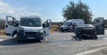 Gaziantep’te, kamyonet ile otomobil çarpıştı: 3 yaralı