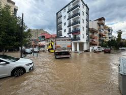 Erdek'te sağanak ve fırtına; balıkçı tekneleri karaya vurdu, yollar göle döndü