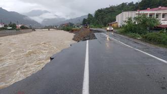 Artvin’de taşkın ve heyelanlara neden olan yağışta yol çöktü