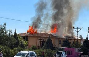 Gaziantep’te iş merkezinin çatısında yangın