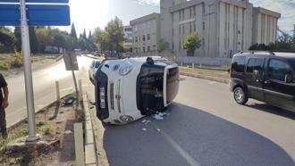 Beton refüje çarpan otomobil devrildi: 1 yaralı