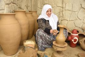 Çamura şekil verip, aile ekonomisine katkı sağlıyorlar