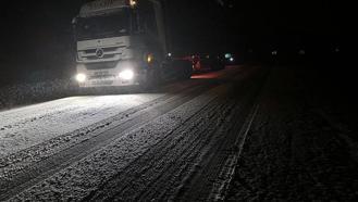 Ardahan'da gece saatlerinde kar yağışı ve tipi etkili oldu