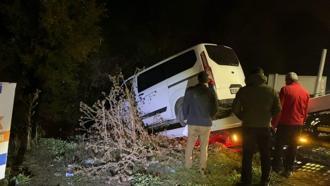 Bursa'da yoldan çıkan minibüs dere yatağına düştü