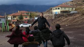 Ramazan öğretmen her gün 100 kilometre yolu öğrencileri için aşıyor