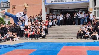 Eskişehir'de Dünya ve Avrupa tekvando şampiyonu öğretmen uçarak ders veriyor