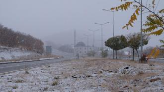 Bingöl'de 67 köy yolu ulaşıma kapandı; 2 ilçede eğitime kar engeli