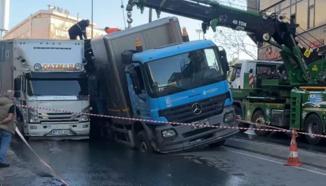 İstanbul Güngören'de yol çöktü kamyonlar çukura düştü