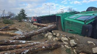 Safranbolu'da devrilen tomruk yüklü kamyondaki 2 kişi öldü