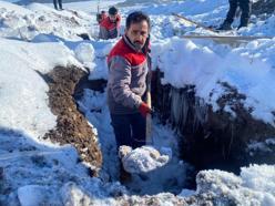 Erzurum'da kış hazırlıkları: Toprak donmadan mezar yerleri yazın hazırlanıyor