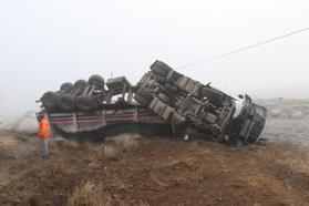 Eskişehir’de kamyon ve kamyonet şarampole devrildi; 1 yaralı