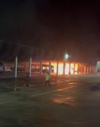 Park halindeki otobüs alev alev yandı