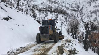Diyarbakır'da kar nedeniyle kapanan mahalle yolları açıldı