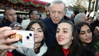 Cumhurbaşkanı Erdoğan Sultanahmet Meydanı'nda vatandaşların Regaip Kandilini kutladı