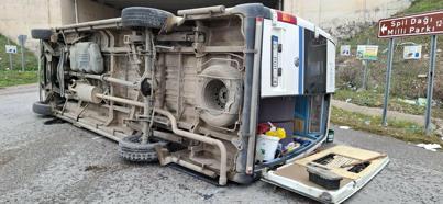 İzmir'de yolcu minibüsü ile hafif ticari araç çarpıştı: 9 yaralı