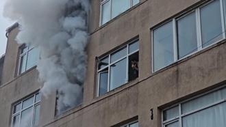 İstanbul - Fatih’te 6 katlı binada yangın paniği; pencerede yardım bekledi