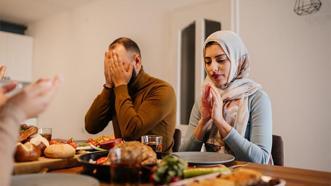 Yalan söylemek orucu bozar mı? Yanlışlıkla veya istemeden oruçluyken yalan söylemek orucu bozar mı? (Diyanet)