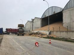 Tahıl ambarının duvarı çöktü