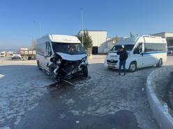 Manisa'da iki servis minibüsü çarpıştı: 19 yaralı