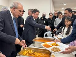 Osmangazi Belediye Başkanı Aydın, vatandaşlara iftar yemeği dağıttı