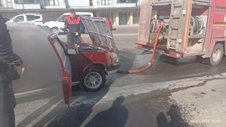 Bingöl’de otomobildeki yangını itfaiye söndürdü