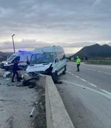 İşçileri taşıyan minibüs, beton bariyere çarptı; 21 yaralı