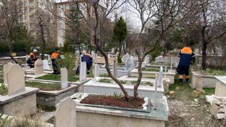 Mezarlıklarda bayram temizliği