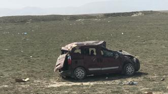 Hafif ticari araç takla attı: 5 yaralı