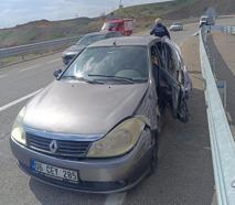 Bingöl’de bariyerlere çarpan otomobildeki 5 kişi yaralandı