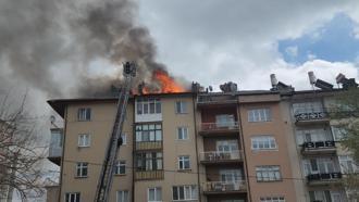 Apartmanın çatısı yandı; dumandan etkilenen 2 kişi hastanelik oldu